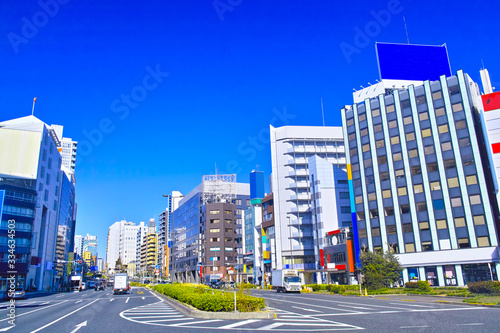 東京都品川区五反田。五反田駅東口側の国道１号線の交差点から高輪方面の景観