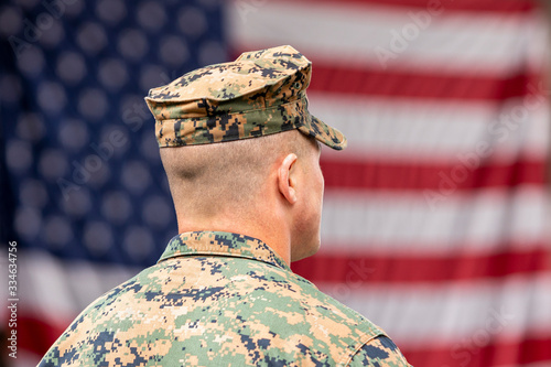 Cuadro en lienzo American Soldier with flag in background