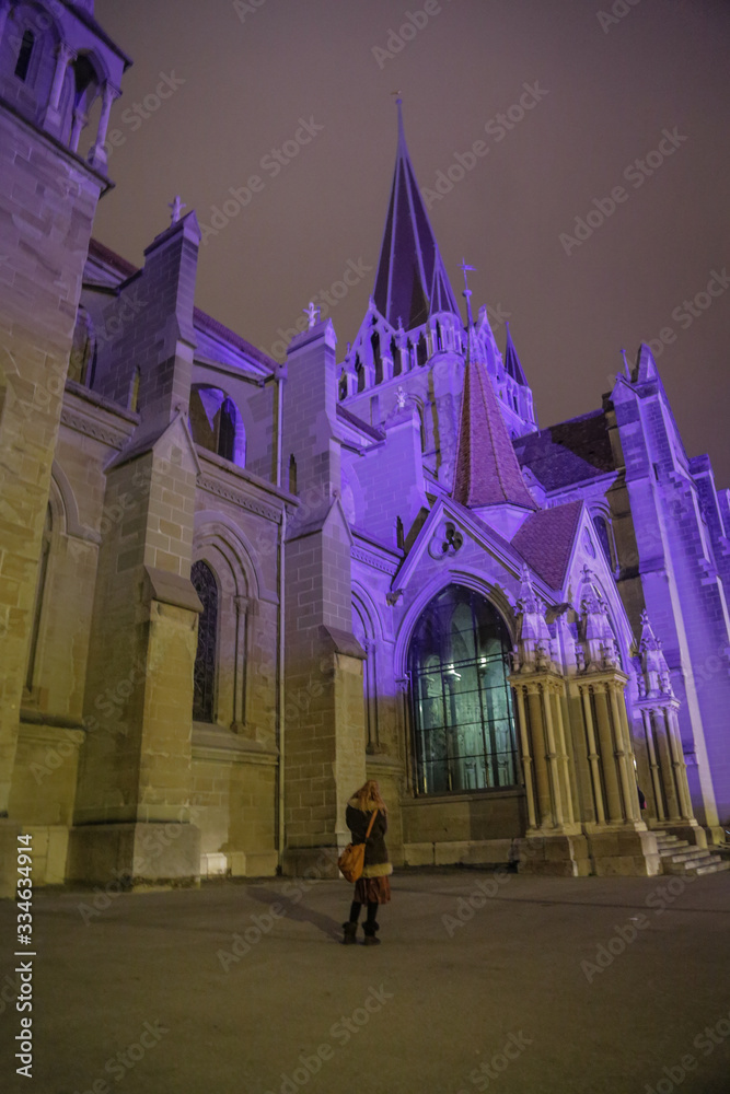 Jeune femme devant la cathedrale de Lausanne, nuit