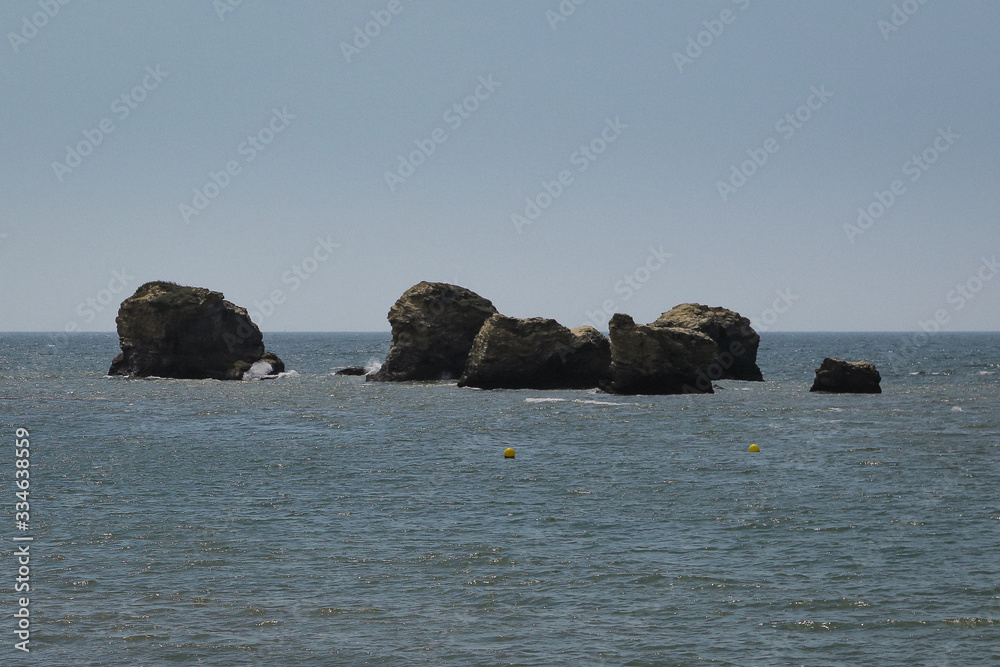 Océan, rochers isolés