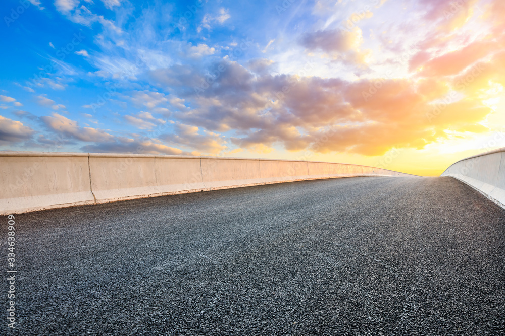 Naklejka premium Asphalt highway road and sky sunset clouds landscape.