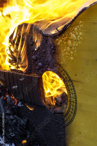 Guitare en feu