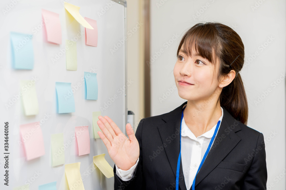 スーツ姿の女性 スーツ姿の女性