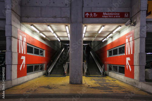 Parking souterrain, rampe d'accès, escalator