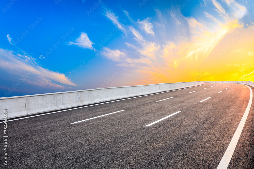 Naklejka premium Asphalt highway road and sky sunset clouds landscape.