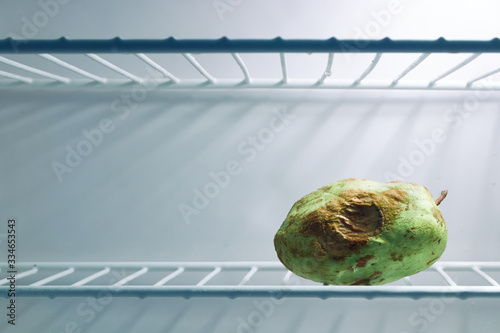 Tableau sur toile Guava rot in the refrigerator