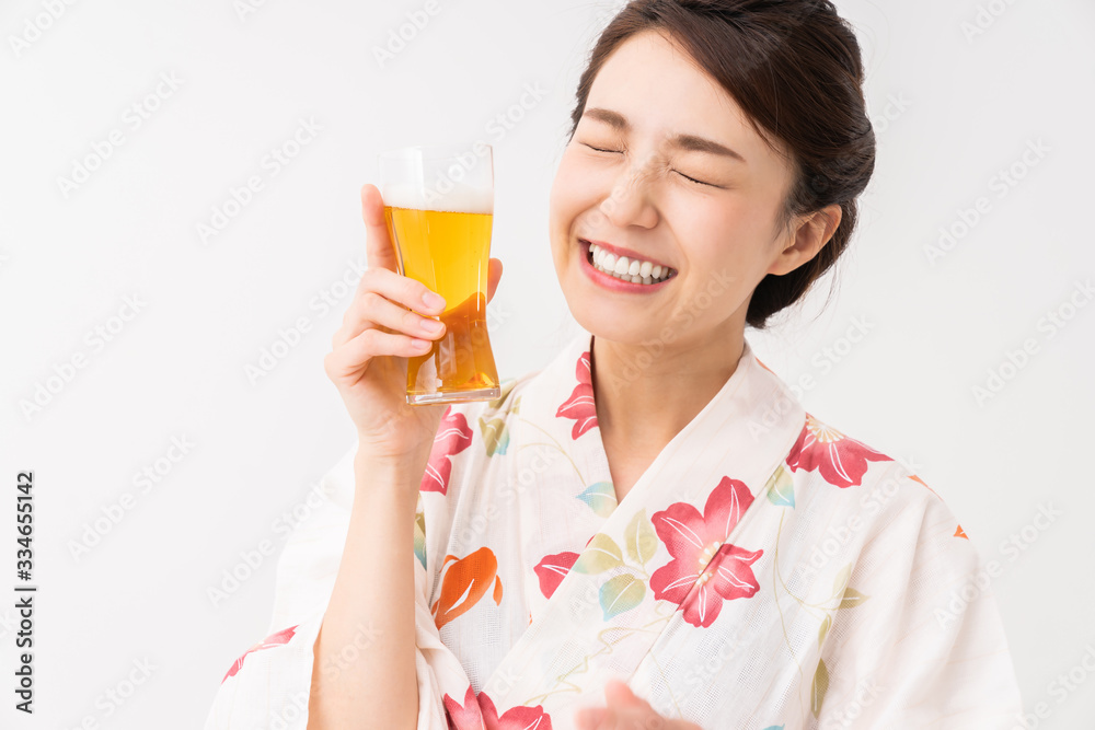 浴衣を着た女性 ビール 浴衣を着た女性 ビール