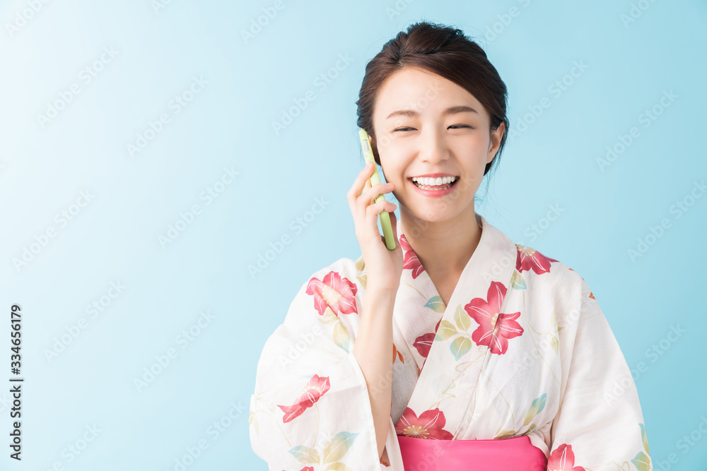 浴衣を着た女性　電話