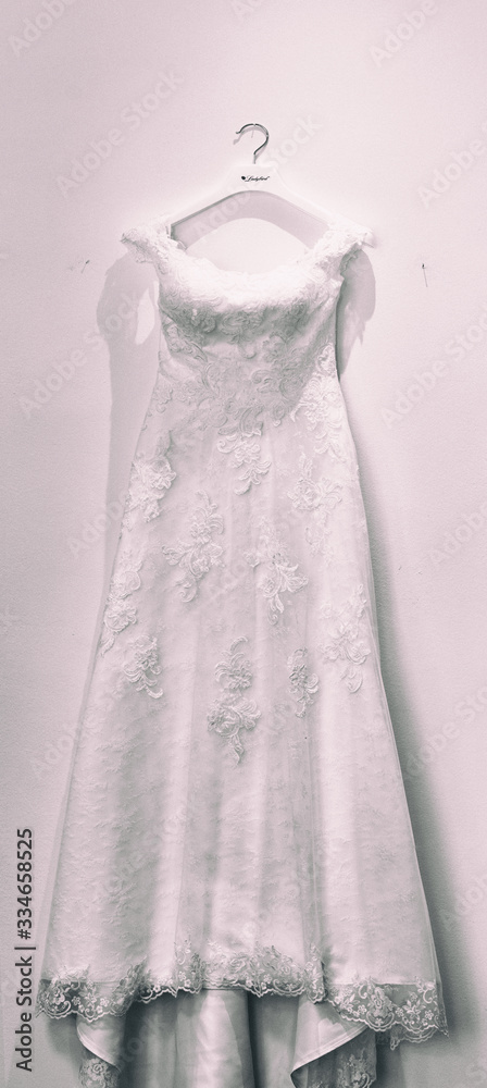 weißes Brautkleid