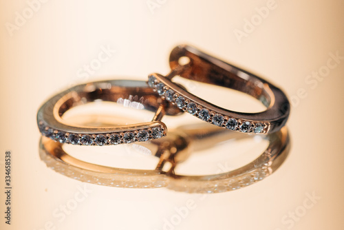 goldene Diamant-Ohrringe Creolen