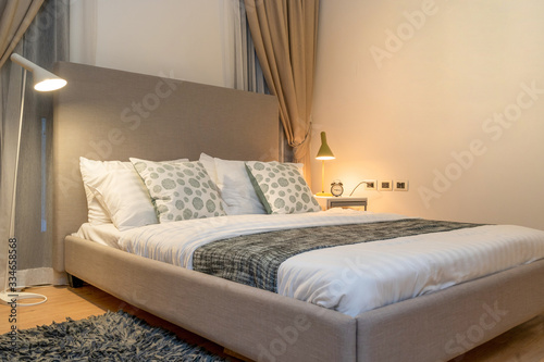Schilderij op canvas queen size bed with bed runner and reading lamp in villa, house and apartment