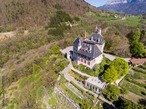 Le Ch  teau de Menthon-Saint-Bernard vue par drone