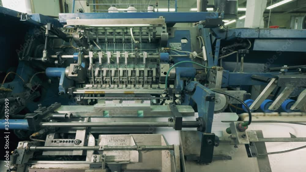 Conveyor machine is processing and cutting paper Conveyor machine is processing and cutting paper