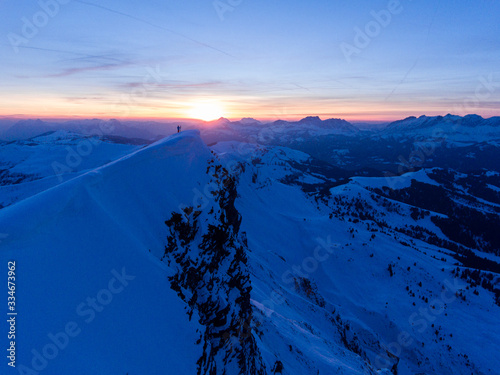 Le sommet de la station de ski des Contamines au coucher de soleil vue par drone