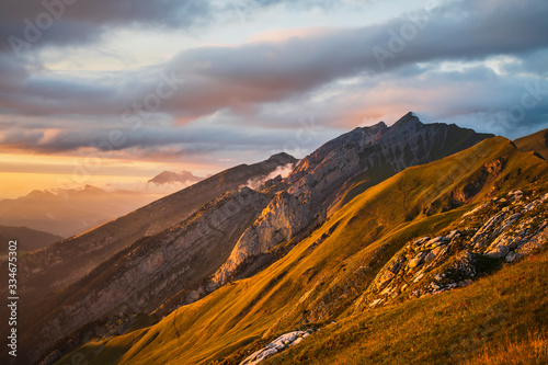 Coucher de soleil sur les pentes du Mont Charvin photo