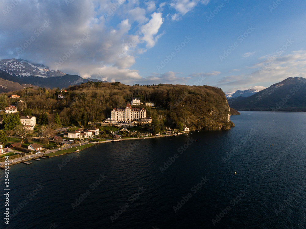 Menthon Saint Bernard vue par drone depuis le lac d'Annecy