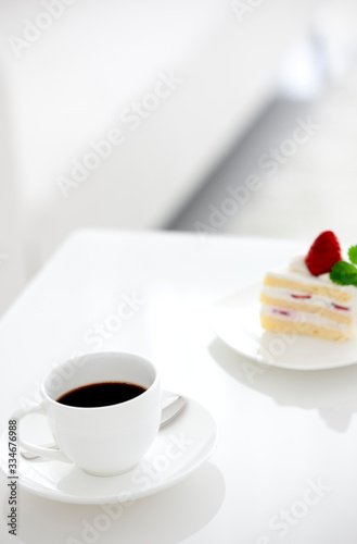 テーブルに置かれたコーヒーカップとケーキ
