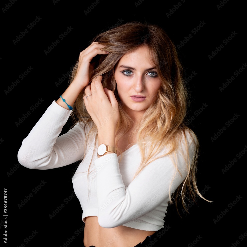 ritratto ragazza bionda sexy con occhi azzurri su sfondo nero, posa di una donna bionda con occhi azzurri italiana in primo piano che posa con atteggiamento sexy su sfondo nero e truccata ritratto ragazza bionda sexy con occhi azzurri su sfondo nero, posa di una donna bionda con occhi azzurri italiana in primo piano che posa con atteggiamento sexy su sfondo nero e truccata
