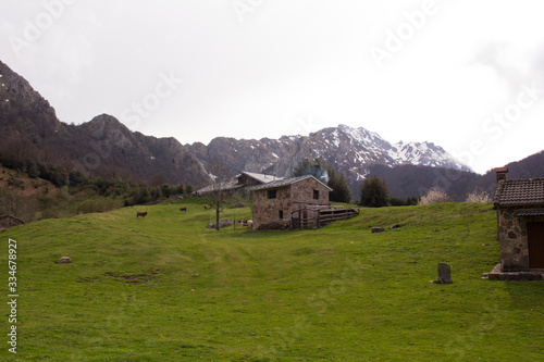 Photos cabañas de piedra en lo alto de la montaña