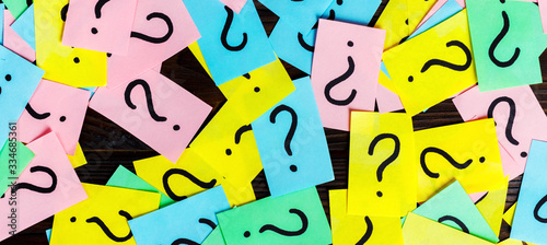 Bild auf Leinwand Too Many Questions on wooden background
