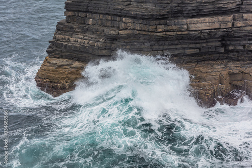  Wellen brechen an den Klippen - Downpatrick Head, Country Mayo, Irland