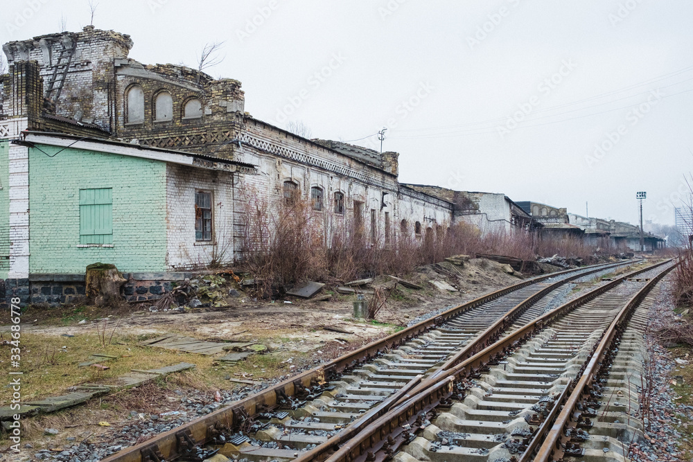 Obraz premium A view of an abandoned railroad station on a disused railroad