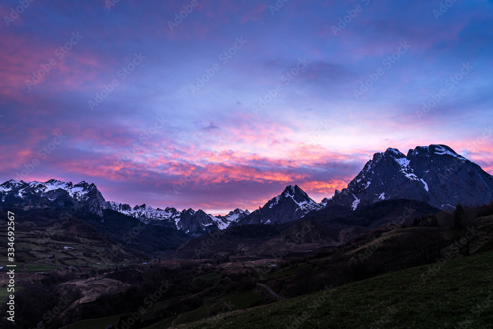 Coucher de soleil cirque lescun pyrenées