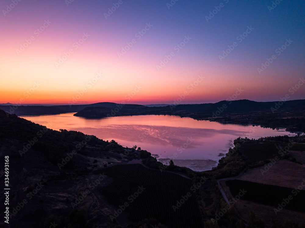 Photo aérienne drone lac du salagou lever soleil 