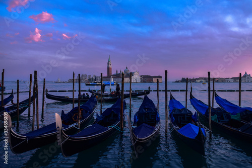 Venedig - Blick auf San Giorgio über die angetauten venezianischen Gondeln © Michael Seitz