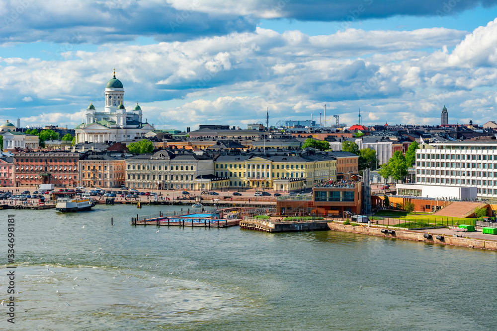 Obraz premium Helsinki skyline with Helsinki Cathedral and Market square in summer, Finland