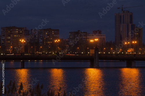 Fototapeta Naklejka Na Ścianę i Meble -  bridge on the embankment in the evening