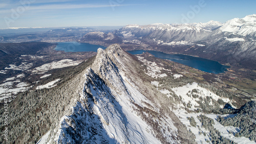 Le lac d'Annecy et ses montagnes en hiver 