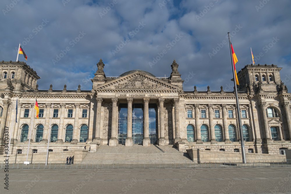 Obraz premium Facade of the Berlin Reichstag building seen from Platz der Republik, the former Königsplatz, during the city's lockdown due to the COVID-19 spreading