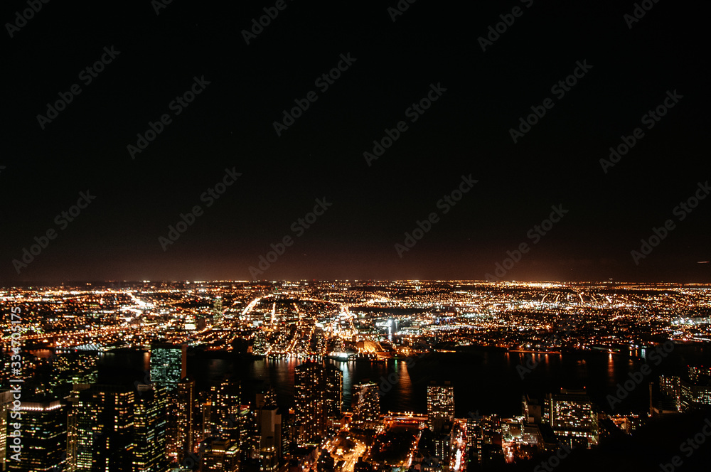 Fototapeta premium widok z lotu ptaka na manhattanie w nocy ze stanu imperium