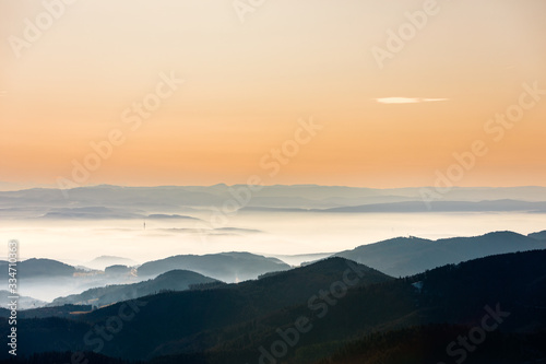 Blick von Belchen in den Schwarzwald und Alpen