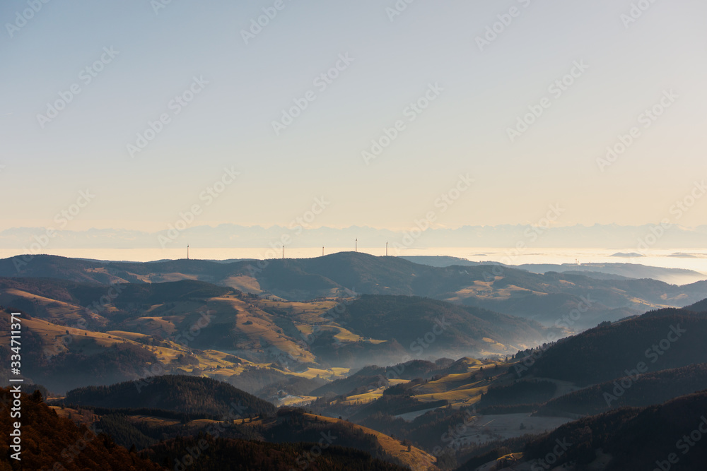 Blick von Belchen in den Schwarzwald und Alpen