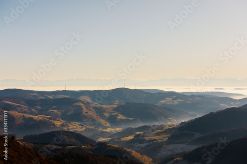 Blick von Belchen in den Schwarzwald und Alpen © Alex Hagmann