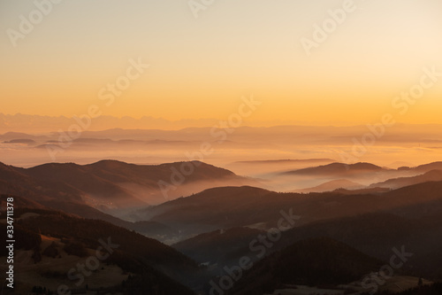 Blick von Belchen in den Schwarzwald und Alpen