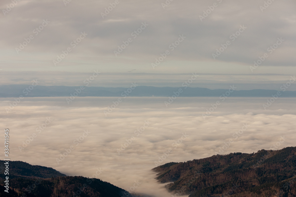Fototapeta premium Blick von Belchen in den Schwarzwald mit Wolken