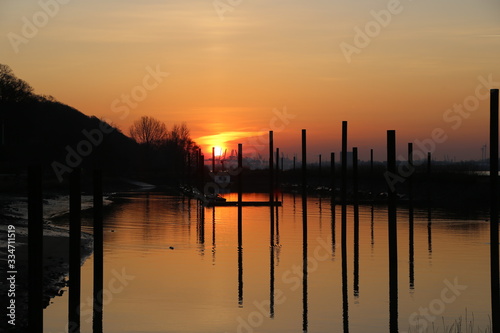 Silhouette vom Hamburg Hafen bei orangen Sonnenaufgang Himmel  © klaus