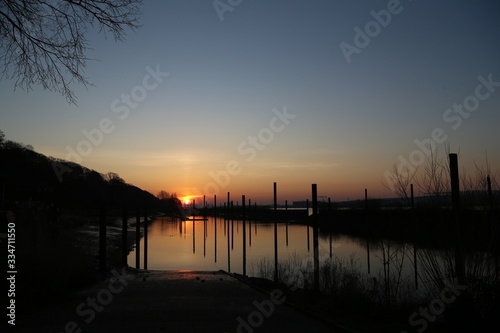Silhouette vom Hamburg Hafen bei orangen Sonnenaufgang Himmel  © klaus