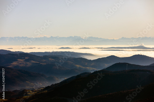 Blick von Belchen in den Schwarzwald und Alpen