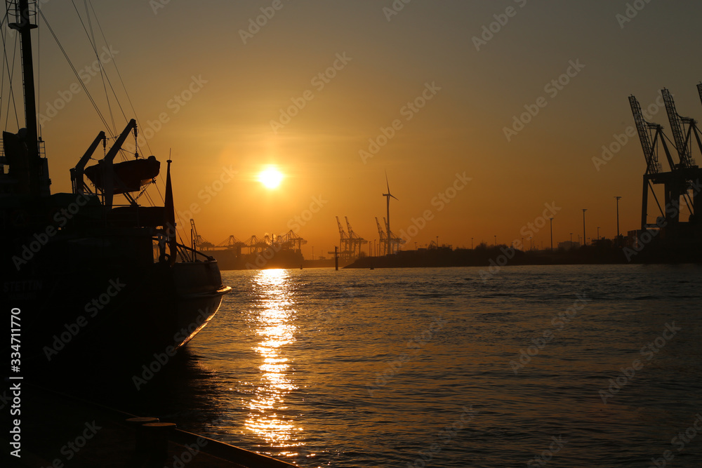 Silhouette vom Hamburg Hafen bei orangen Sonnenaufgang Himmel	