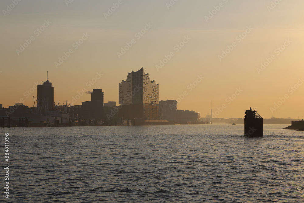 Silhouette vom Hamburg Hafen bei orangen Sonnenaufgang Himmel	