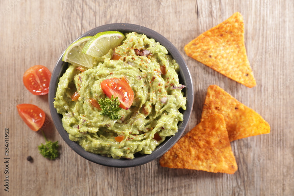 guacamole with spicey and tortilla chips