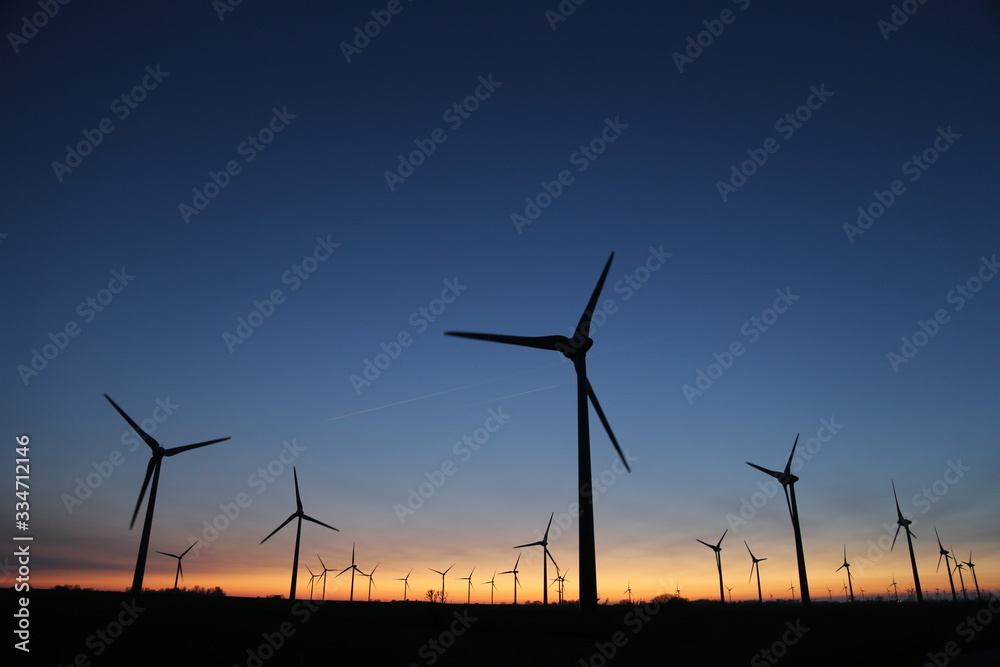 Windräder an der Nordseeküste bei Sonnenuntergang Windräder an der Nordseeküste bei Sonnenuntergang