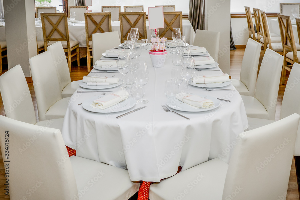 mesa decorada con vajilla blanca para la celebración de una fiesta Stock  Photo | Adobe Stock