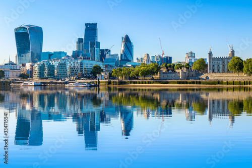 Photo Cloudless day at financial district of London with reflection from River Thames