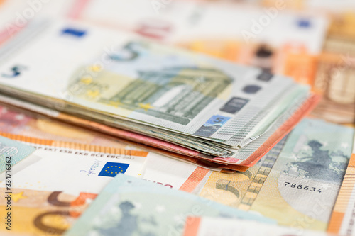 Stapel von 5 Euro Banknoten