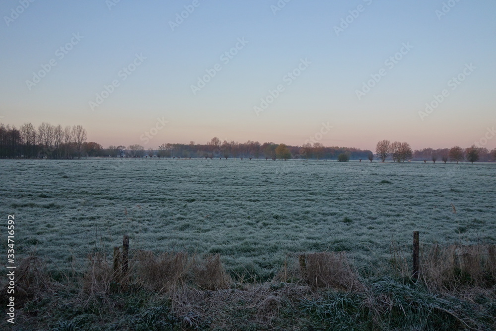 Obraz premium Niederrheinlandschaft bei Grefrath Oedt bei Frost am Morgen